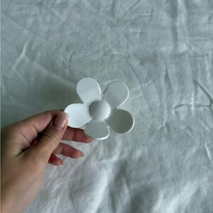 Linny Co White Flower-Shaped Accessory